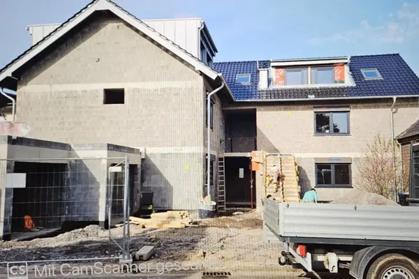 Massive Außenwände im Bau – das neue Mehrfamilienhaus in Pulheim wächst stetig.