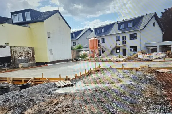 Die Bodenplatte für das Mehrfamilienhaus in Pulheim-Brauweiler wird gegossen – solide Basis für modernes Wohnen.