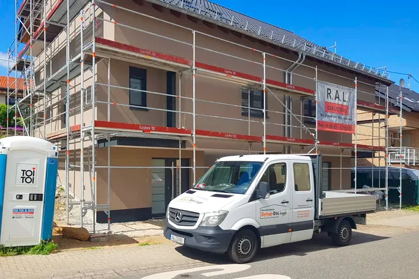assade in Bearbeitung mit Gerüst und Verputzarbeiten – Bytyqi Bau GmbH auf einer Baustelle in Sinzig