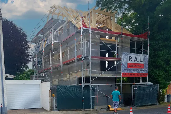 Massiver Rohbau mit Holzdachstuhl für ein Einfamilienhaus in Köln Weiden – Bauphase professionell begleitet durch Bytyqi Bau.