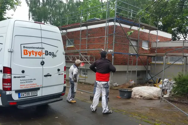 Aktive Fassadensanierung mit Klinkerriemchen in Köln – professionell ausgeführt von Bytyqi Bau im laufenden Bauprozess.