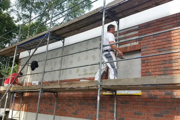 In Köln wurde eine Fassade mit langlebigen Klinkerriemchen gestaltet – für ein hochwertiges Erscheinungsbild und optimalen Wetterschutz.