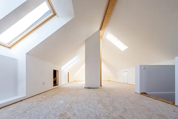 Heller Dachgeschossausbau mit modernen Trockenbauwänden und Fensterflächen – Innenausbau im Raum Ahrweiler