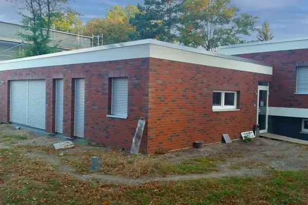 Moderne Fassadengestaltung mit roten Klinkerriemchen in Köln – professionell umgesetzt für langlebige Optik und Schutz.