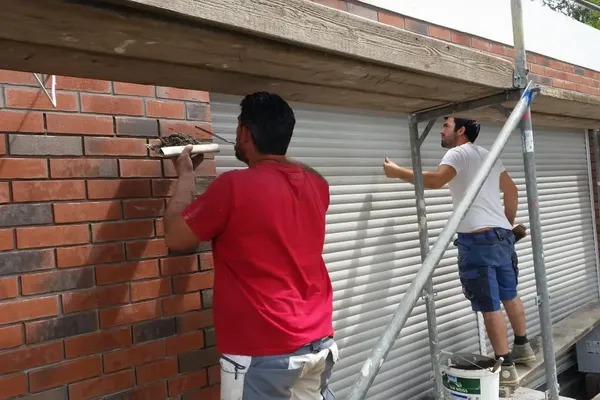 Fachgerechtes Verfugen von Klinkerriemchen an einer Fassade in Köln – sauber ausgeführt für dauerhafte Stabilität und Ästhetik.