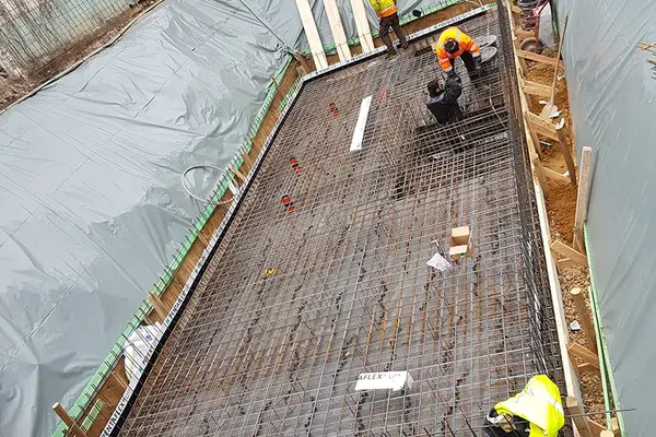 Vorbereitung und Bewehrung für das Fundament eines Einfamilienhauses in Köln Weiden – professionelle Ausführung durch Bytyqi Bau.