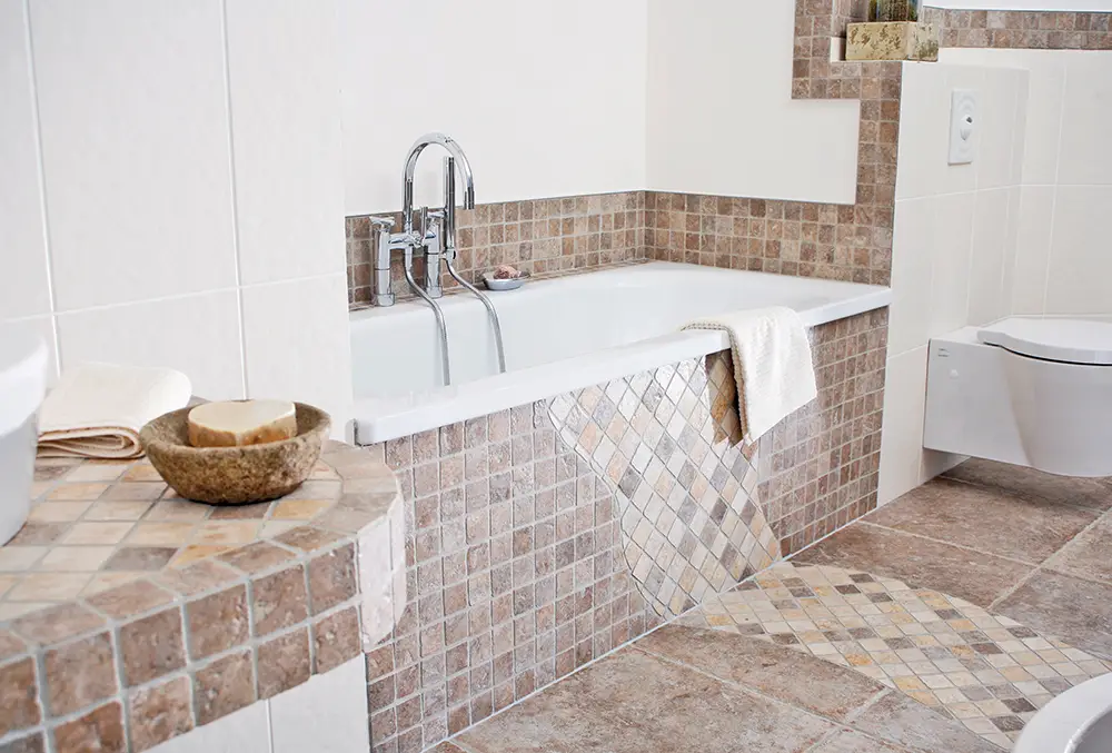Bad mit Mosaik- und Designfliesen in beige-brauner Optik – kreative Fliesenverlegung für individuelle Innenräume im Kreis Ahrweiler