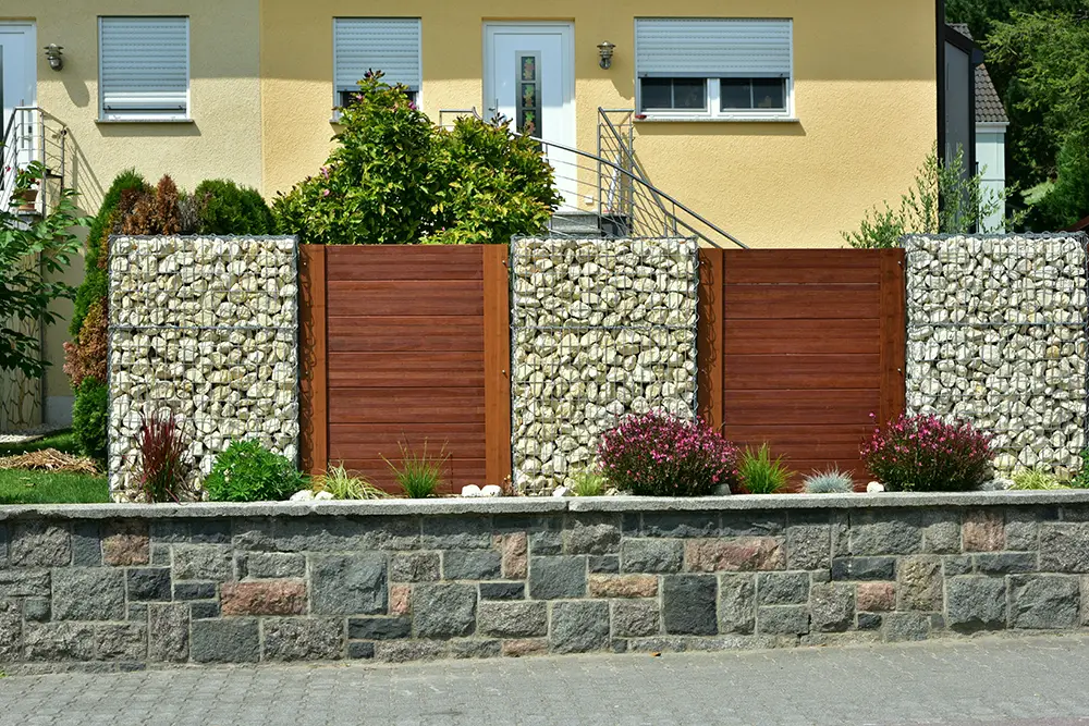 Kombination aus Gabionen- und Holz-Sichtschutz als elegante Grundstücksgrenze – professioneller Sichtschutzbau im Kreis Ahrweiler