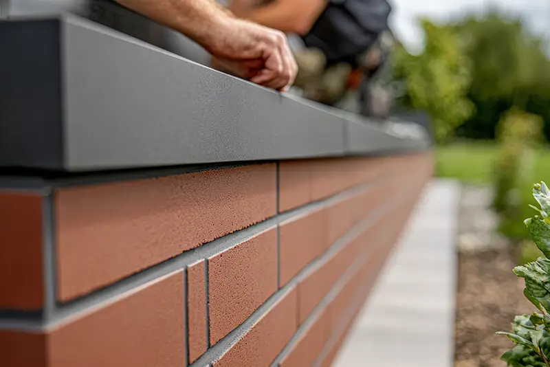 Präzise verarbeitete Klinkerfassade mit moderner Abdeckung – hochwertige Mauerarbeiten vom Bauunternehmen Ahrweiler