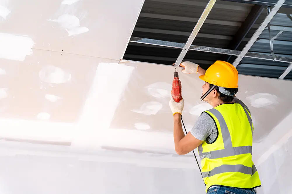 Montage einer abgehängten Decke mit Metallprofilen im Innenausbau – Trockenbauarbeiten im Raum Ahrweiler