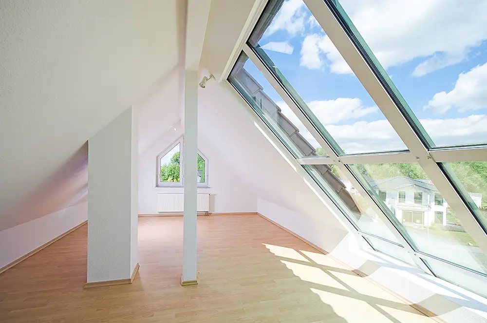 Modern ausgebautes Dachgeschoss mit großer Fensterfront – professioneller Dachgeschossausbau im Raum Ahrweiler